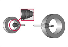エンジンの動力をタイヤに伝えるドライブシャフトを保護しているゴムカバーの劣化による、ジョイント部の損傷が考えられます。
